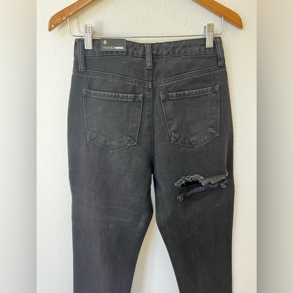 Jaydon Ripped Mom Jeans - Black. Size 0 - Picture 6 of 9